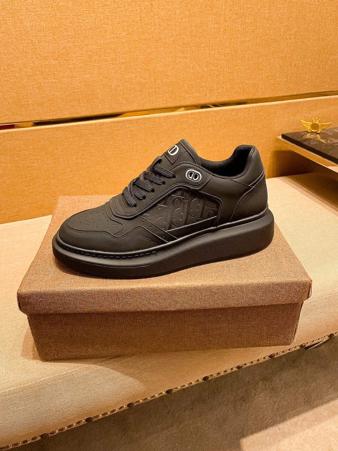 Men's shoes💰 440💰[Dior]🔥 High-end men's shoes brand official website 1:1 latest masterpiece: the upper is made of Italian imported first-layer cowhide with a comfortable and breathable lining➕original non-slip and wear-resistant outsole🔥, making walking more convenient and comfortable! An exclusive new model, a stunning work, a beautiful 1:1 replica [color] compared to the official quality! Create a fashionable personality to set off your uniqueness! A must-have for trendy men! Classic 🔥 Size: 38-44 Color: 🔥 2⃣️ colors available 🔥.